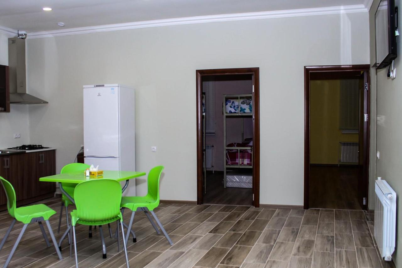 Bee Lucky Hostel And Tours Ереван Экстерьер фото