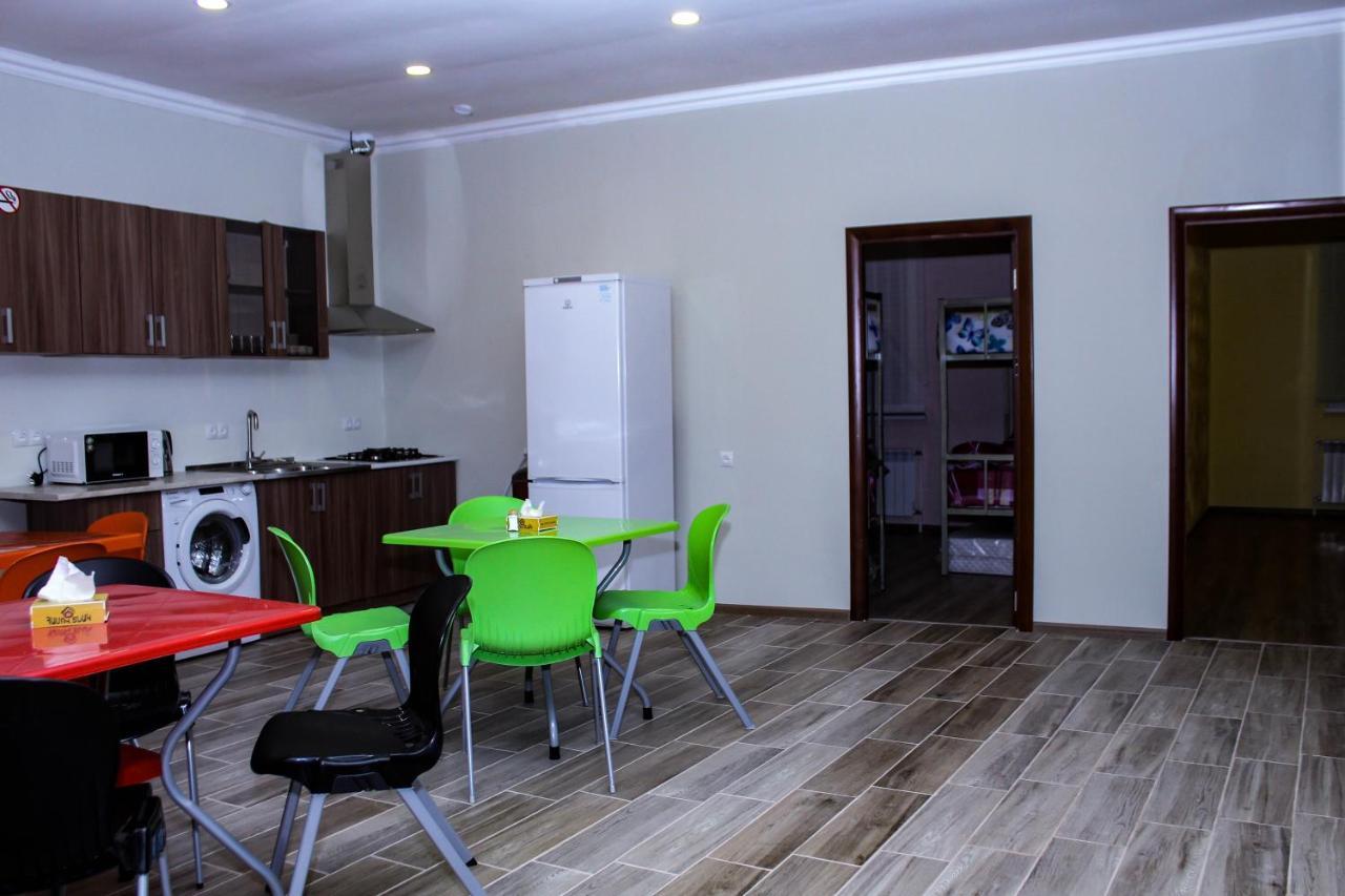 Bee Lucky Hostel And Tours Ереван Экстерьер фото