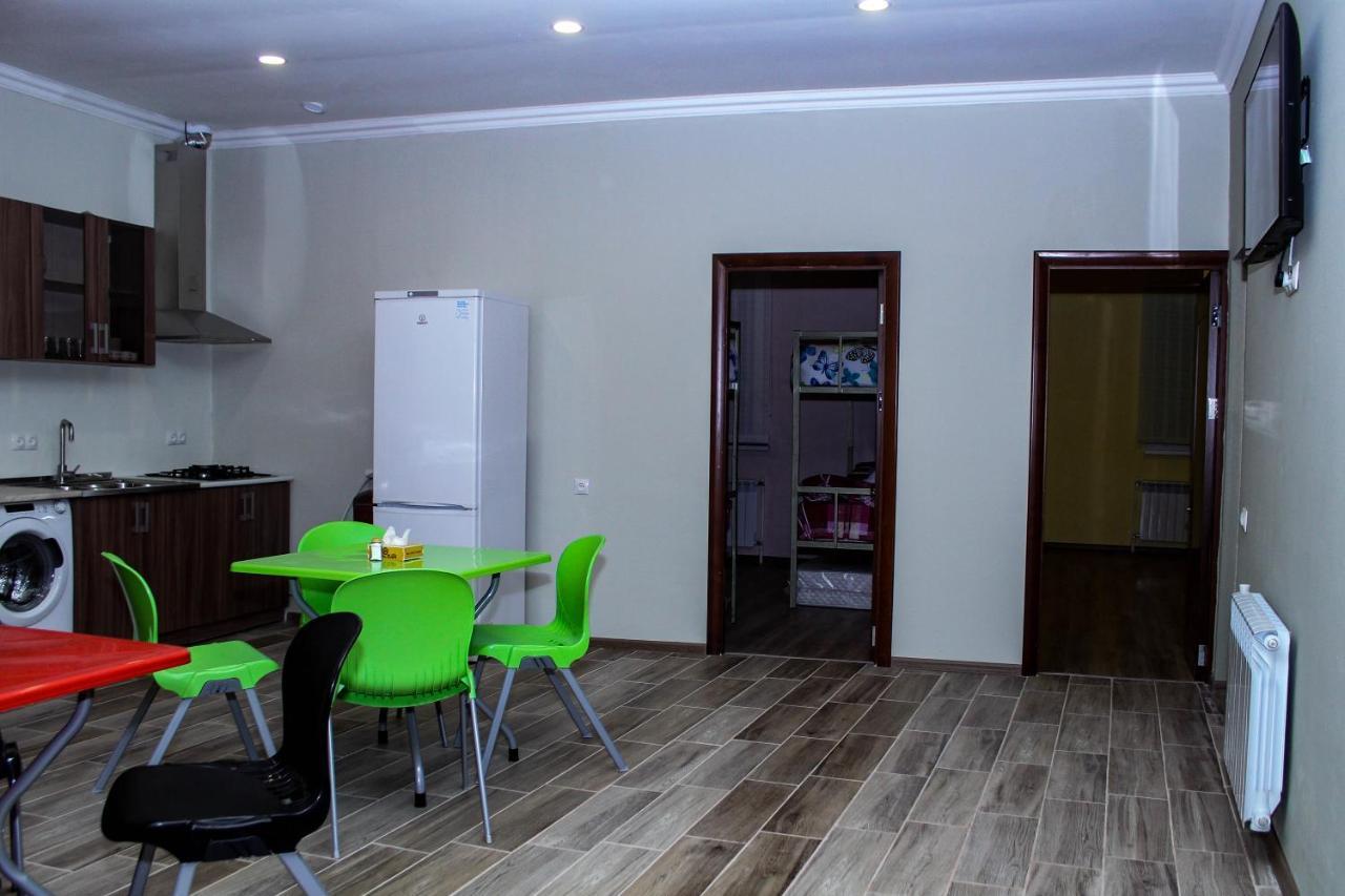 Bee Lucky Hostel And Tours Ереван Экстерьер фото